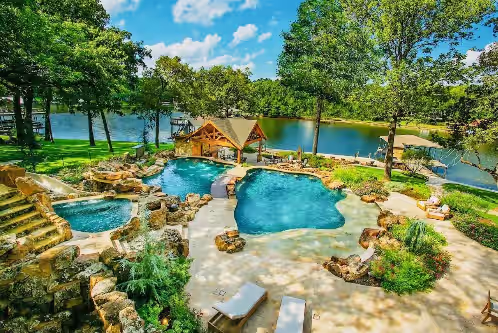 Gorgeous Resort-style Retreat on Cedar Creek Lake