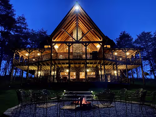 Best Location Lodge! Fishing Pond, WiFi , Fireplaces, Bball court, Onsite Trails