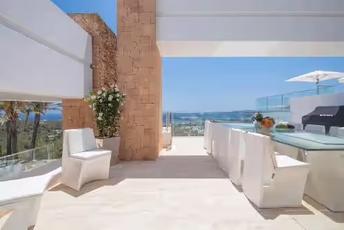 Outdoor dining at Villa Mirage