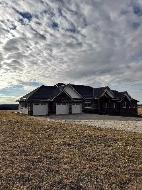 *Luxury Retreat* 100-Acre Estate With Indoor Pool in East Garafax Ontario!