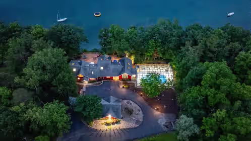 Lake house w/ indr pool and jacuzzi