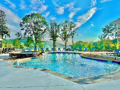 LAKEFRONT Mini-Resort w/Pool Sleeps 70, photo 2