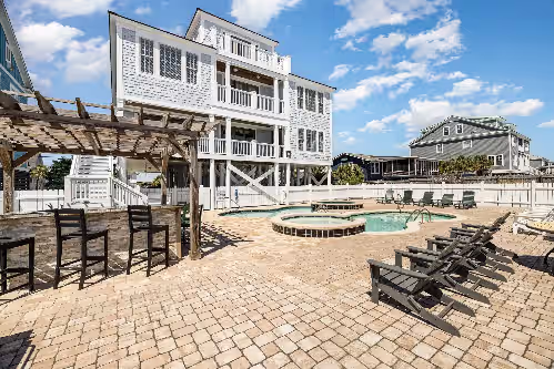Footprints On The Sand: Oceanfront, Pool & Tiki Bar!