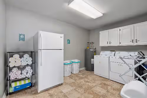 Expansive Retreat with Heated Pool & Endless Entertainment, photo 4
