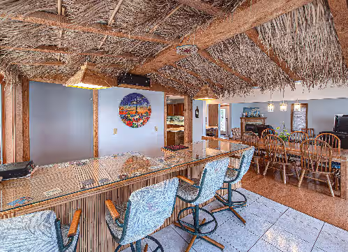 Lake front 4-bedroom vacation home with pool and tiki bar, photo 4
