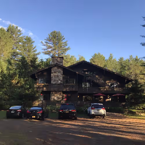 The Lodge at Harrisburg Lake - REUNIONS/RETREATS-SLEEPS 42! POOL-BEACH-TAVERN-GAME ROOM-BONFIRE- HIKE-FISH-BOAT