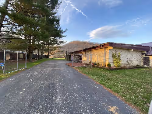 Property grounds at Morning View Ranch- Red River Gorge- Indoor Pool open March-Nov. Pet friendly