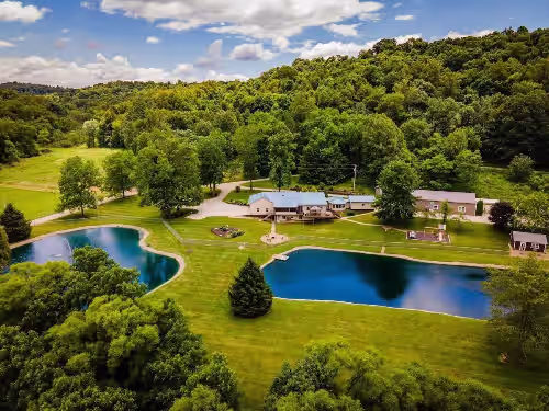 13-Bedroom Family-Friendly Lodge. Quiet. Spacious. 2 Ponds. Pet-free.